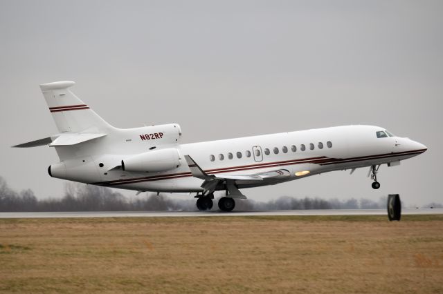 Dassault Falcon 7X (N82RP) - Touching down on runway 19