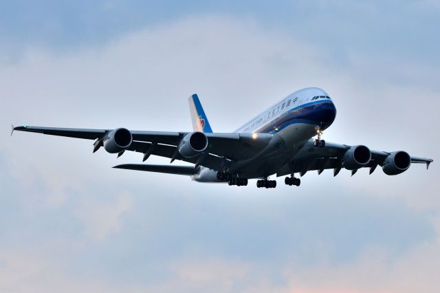 Airbus A380-800 (B-6136)