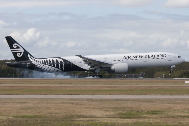 BOEING 777-300 (ZK-OKO) - Smoking the rears on landing!