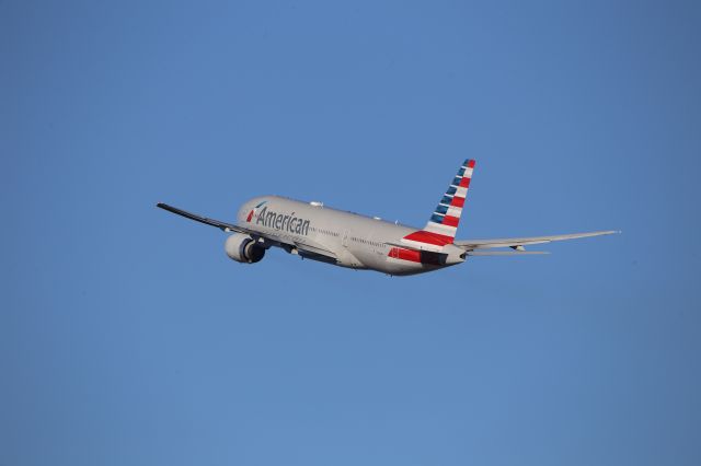 Boeing 777-200 (N794AN)
