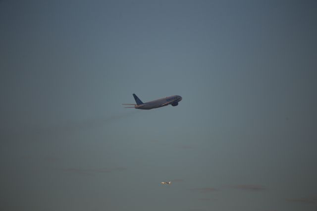 Boeing 777-200 —