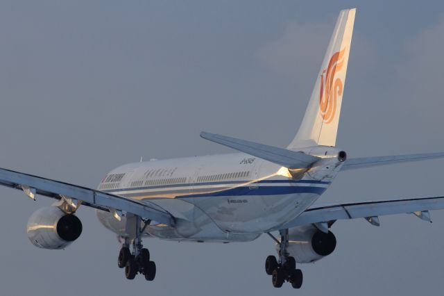 Airbus A330-200 (B-6549) - Approaching runway 027R at LHR.