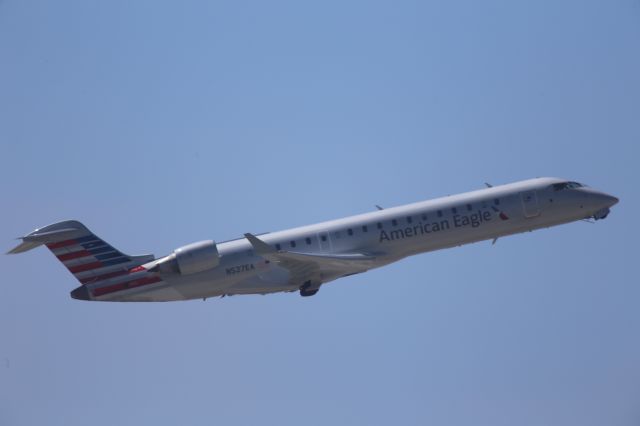 Canadair Regional Jet CRJ-700 (N527EA)