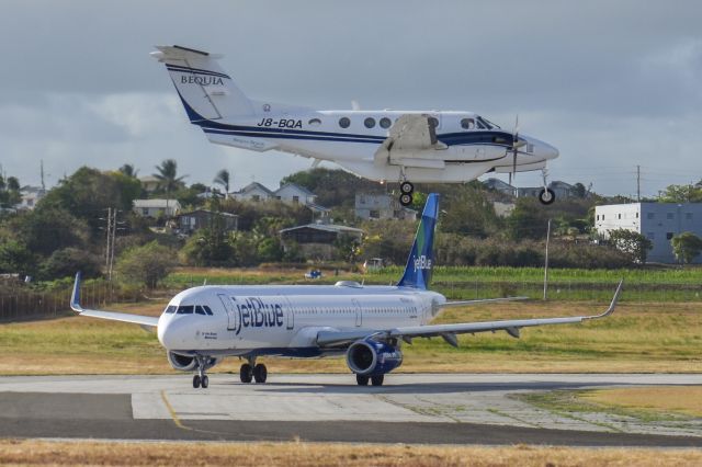 Beechcraft Super King Air 200 (J8-BQA)