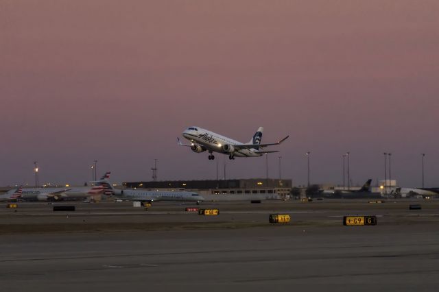 Embraer 175 (N171SY)