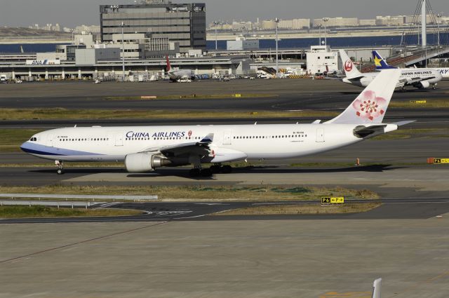 — — - Taxing at Haneda Intl Airport on 2012/11/16