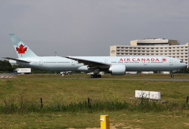 BOEING 777-300ER (C-FIUV)