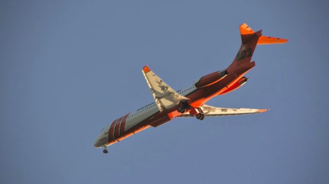 McDonnell Douglas MD-87 (N292EA) - Tanker 102 roaring overhead after a low-level drop. July 2019.