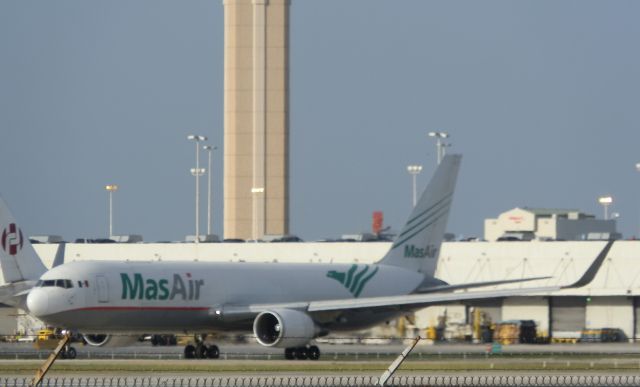 BOEING 767-300 (N420LA)