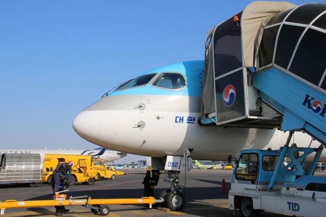 Airbus A220-300 (HL8092)