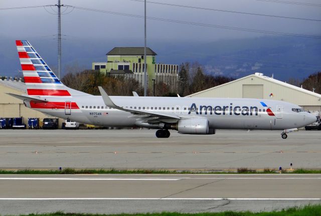 Boeing 737-800 (N975AN)