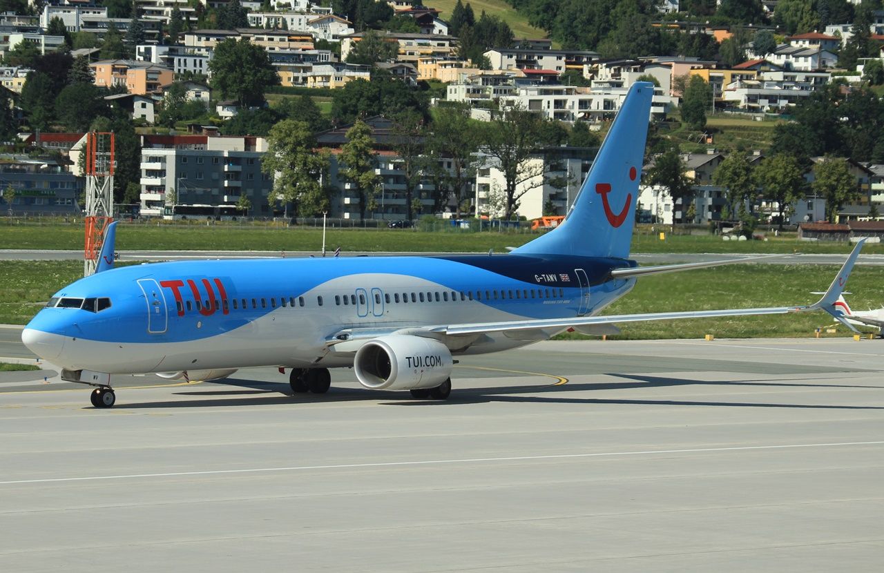 Boeing 737-800 (G-TAWV)