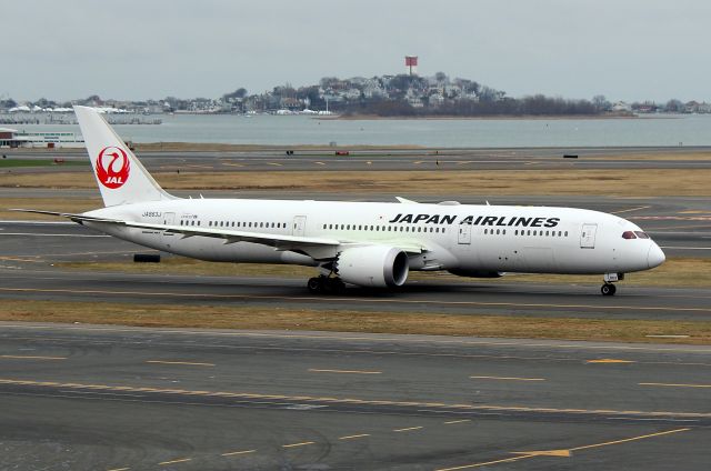 Boeing 787-9 Dreamliner (JA863J) - JAL 7 taxiing out on Bravo