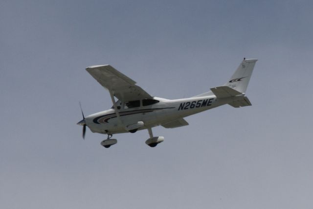 Cessna Skylane (N265ME) - Cessna Skylane (N265ME) arrives at Sarasota-Bradenton International Airport