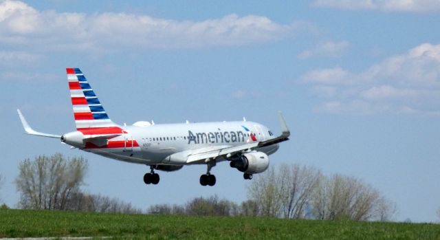 Airbus A319 (N9011P) - About to touch down is this 2013 American Airlines Airbus 319-115 in  the Spring of 2023.