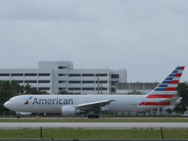 BOEING 767-300 (N369AA)