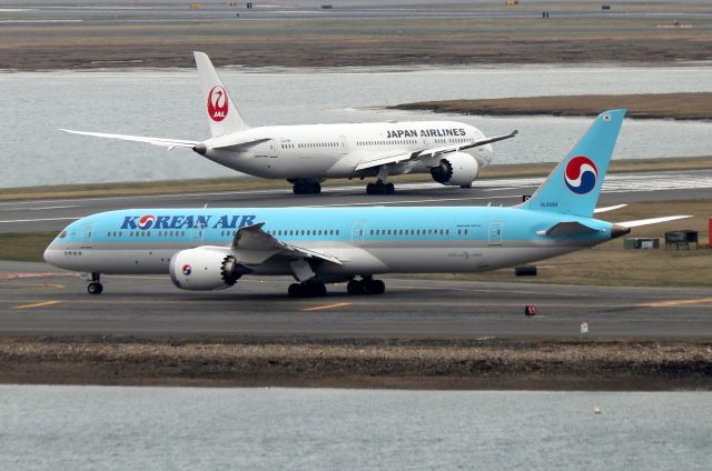 Boeing 787-8 (HL8084) - 'Koreanair 092' to Seoul holding for 22L as Japanair 7 departs back to Tokyo