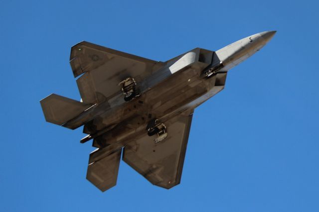 Lockheed F-22 Raptor —