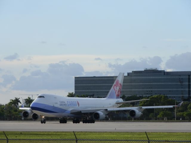 Boeing 747-400 (B-18722)