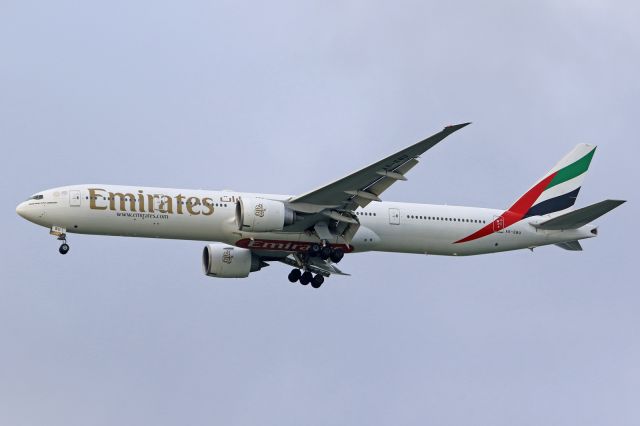 BOEING 777-300 (A6-EBU)