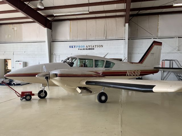 Piper Apache (N159B) - Skypros hangar