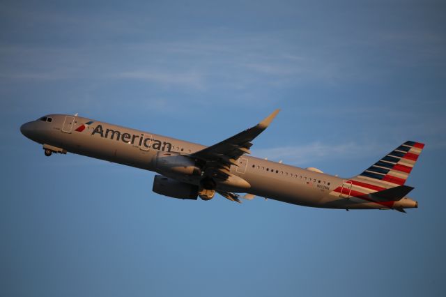 Airbus A321 (N102NN)