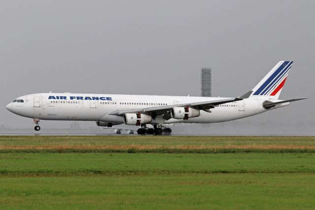 Airbus A340-300 (F-GLZU)