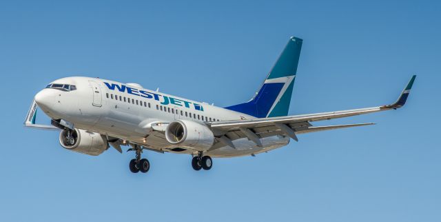 Boeing 737-700 (C-GTWS)