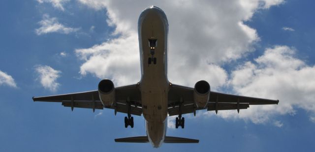 Boeing 757-200 — - USAF 757 landing HSV, Huntsville, AL.  Copyright: BlakeMathis.com