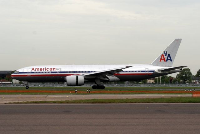 Boeing 777-200 (N797AN) - Touching down on R27R on 28-Apr-10 operating flight AAL98 from KORD.