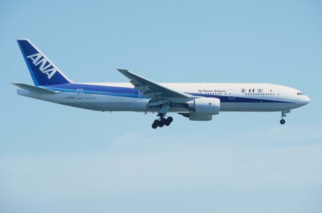 Boeing 777-200 (JA702A) - Final Approach to Tokyo-Haneda Intl Airport Rwy22 on 1997/08/09