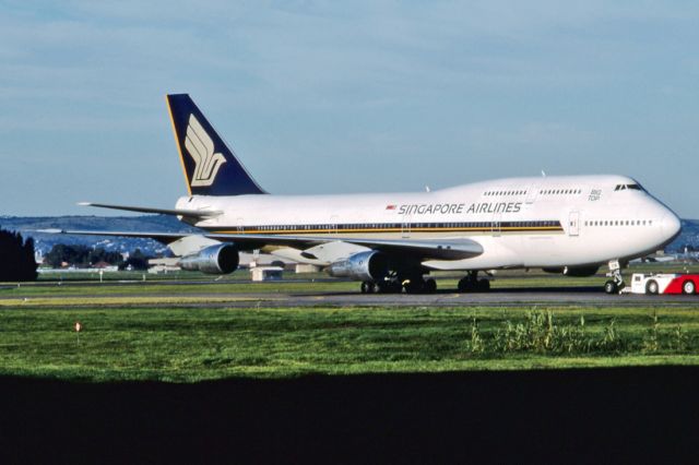 Airbus A380-800 (9V-SKM) - SINGAPORE AIRLINES - BOEING 747-312M - REG : 9V-SKM (CN 23409/637) - ADELAIDE INTERNATIONAL AIRPORT SA. AUSTRALIA - YPAD (4/4/1995)