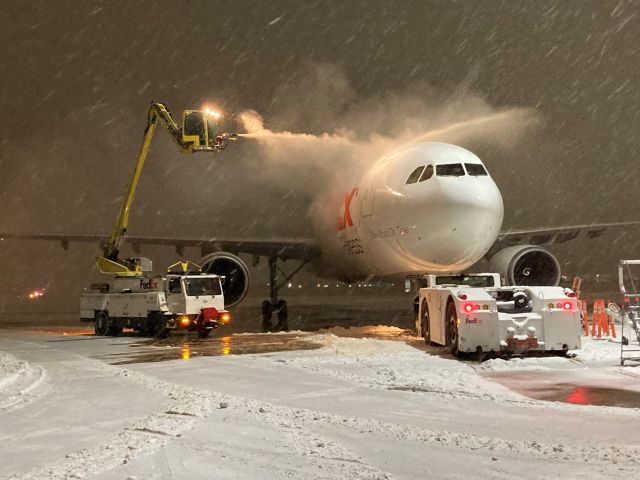 Airbus A300F4-600 (N665FE) - Winter returns with a vengeance at FedEx Appleton International Operations January 2022.br /Type 1 propylene glycol & hot water being applied.br /Flight 325 to Memphis will get the Type 4 thickened propylene glycol as an anti-ice next.