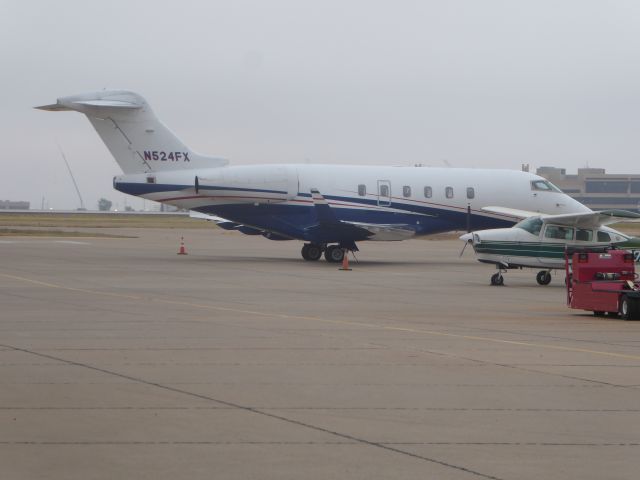 Bombardier Challenger 300 (N524FX)