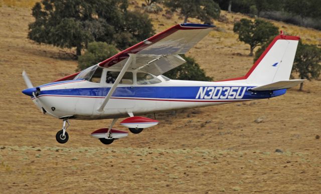 Cessna Skyhawk (N3035U) - Cessna Skyhawk landing at Mariposa Airports 2011 Fly-In