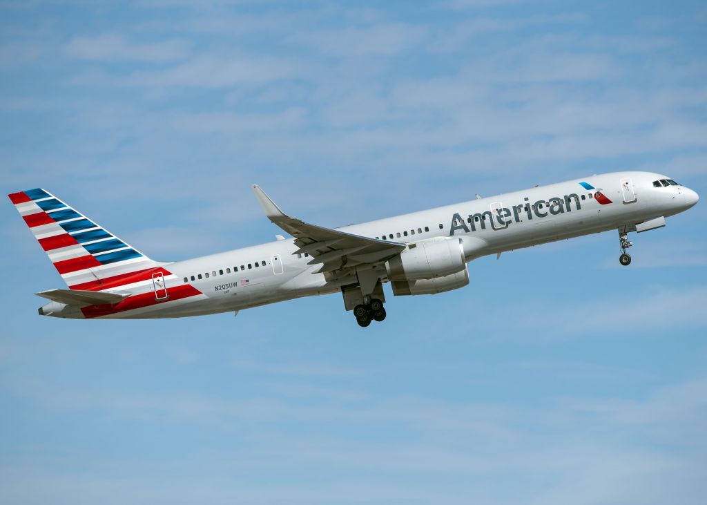 Boeing 757-200 (N205UW)