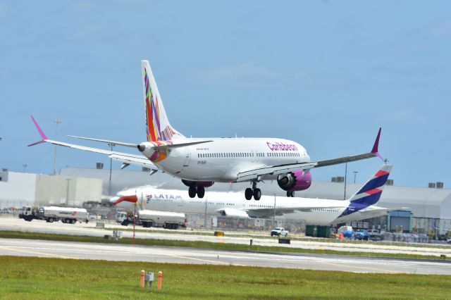 Boeing 737-700 (9Y-BAR)