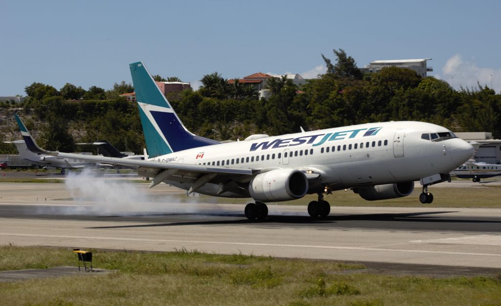 Boeing 737-700 (C-GWAZ)