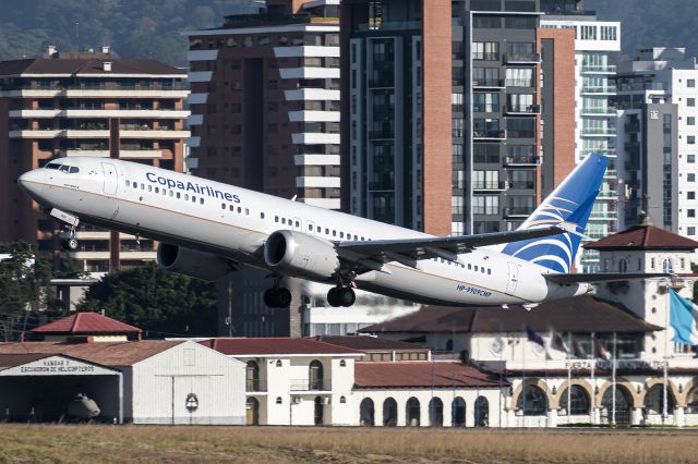 Boeing 737-700 (HP-9909CMP)