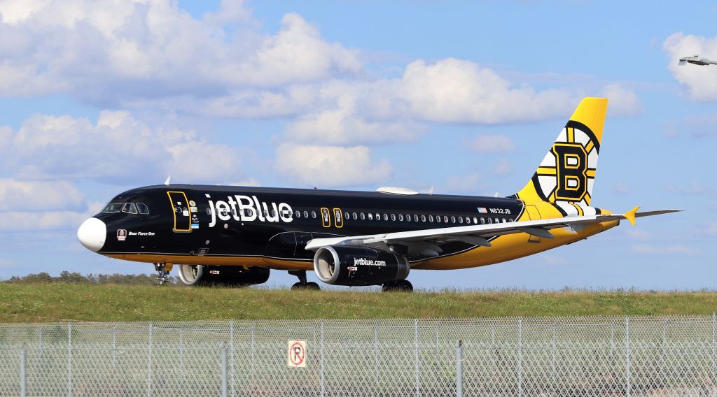 Airbus A320 (N632JB) - 10/15/22 taxiing in from rwy 35R