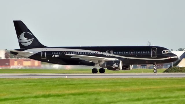 Airbus A320 (LY-COM)