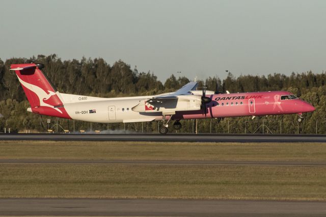 de Havilland Dash 8-400 (VH-QOH) - QOH smashing the right rear down with a gust of wind blowing it sideways