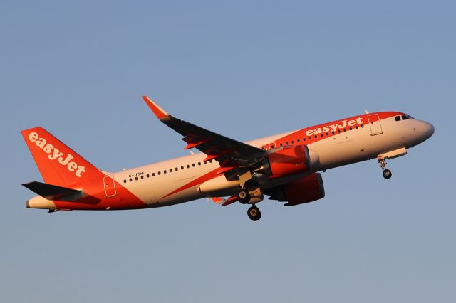 Airbus A320 (G-UZHL) - 2018 VINCI Airports Spotters Day.