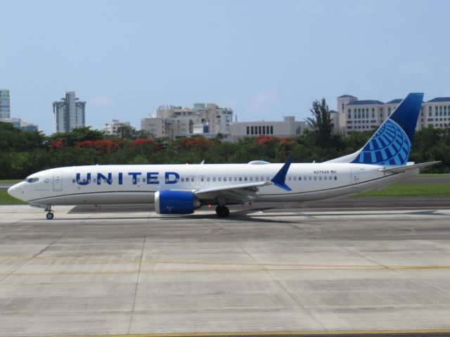 Boeing 737 MAX 9 (N37549)
