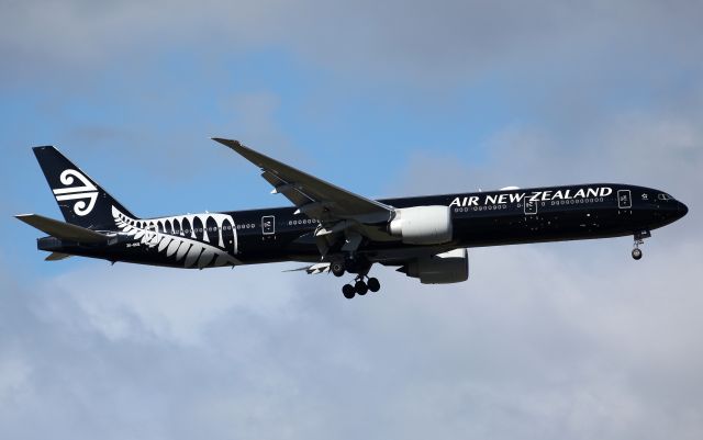 BOEING 777-300ER (ZK-OKQ) - Black Magic Short Final to Rwy 25