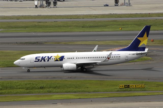 Boeing 737-800 (JA73MN) - Taxing at Haneda Intl Airport on 2013/07/20