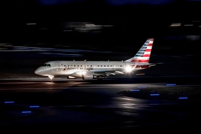 Embraer 170/175 (N762DT)