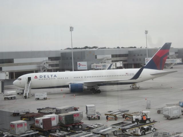 BOEING 767-300 (N172DZ) - Delta Boeing 767-300 at Rio de Janeiro (Galeao) on August 16, 2016br /Flight to Atlanta (ATL)