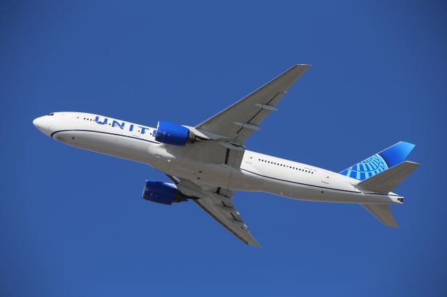 Boeing 777-200 (N210UA)