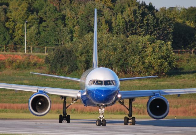 Boeing 757-200 (N501UA) - Taxiing into position 18C with the Chicago Bears on board - 10/10/10